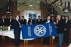 g. Ernst Buchacher, predsednik botrskega RC Hermagor iz Avstrije in g. Schumi svečano izročata zastavo Rotary International predsedniku RC Nova Gorica, g. Aleksandru Gaberščiku g. Ernst Buchacher, predsednik botrskega RC Hermagor iz Avstrije in g. Schumi svečano izročata zastavo Rotary International predsedniku RC Nova Gorica, g. Aleksandru Gaberščiku