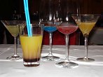 Koktejli od leve proti desni: Sidecar, Tequila Sunrise, Blue Lady, Cosmopolitan, Amaretto Sour. Koktejli od leve proti desni: Sidecar, Tequila Sunrise, Blue Lady, Cosmopolitan, Amaretto Sour.